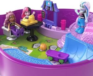 High Temalı Kompakt Oyun Seti 3 Mikro Bebek ve 10 Aksesuar Bulunan, Açıldığında Liseye Dönüşen Polly Pocket  High Kompakt Oyun Seti HVV58