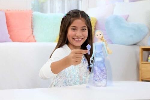 Filminden Ilham Alan Mattel  Karlar Ülkesi Eğlenceli Sürprizler Elsa Bebek Seti, 5 Aksesuar, 5 Çıkartma ve 1 Oyun Alanı Içeren 11 Sürpriz, JBG59