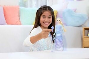 Filminden Ilham Alan Mattel  Karlar Ülkesi Eğlenceli Sürprizler Elsa Bebek Seti, 5 Aksesuar, 5 Çıkartma ve 1 Oyun Alanı Içeren 11 Sürpriz, JBG59