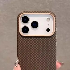 iPhone 17 Pro Max ile Uyumlu Karbon Fiber Desenli Premium Kılıf Kevlar Kenar Ince ve Hafif Tasarım Kablosuz Şarj ve Magsafe ile Uyumlu Telefon Kılıfı Siyah