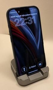 Premium Alüminyum Cep Telefonu Standı, Gümüş Grisi, Ekran Kaydırma Hareketi Destekli, Ergonomik Kompakt Tasarım, iPhone ve Android ile Uyumlu, Masaüstü Kullanım (Uzay Gri)