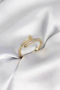 Zirkon Taşlı Gold Renk Yassı Çivi Model Kadın Yüzük