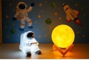 Işık Kasabası(28) Oturan Astronot ve 3D Küre LED Gece Lambası Tabletli Astronot Sarı,beyaz