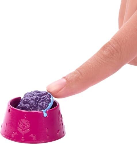 Mattel  Karlar Ülkesi Anna Bebek ve Yavru Kurt Figürü, Yavru Kurdun Yatağı ve Battaniyesi Dahil 4 Aksesuar, JFG17