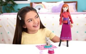 Mattel  Karlar Ülkesi Anna Bebek ve Yavru Kurt Figürü, Yavru Kurdun Yatağı ve Battaniyesi Dahil 4 Aksesuar, JFG17