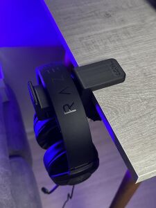 Premium Siyah Masa Kenarı Kulaklık Standı – Shadow Edition V6 (Yeni Versiyon) | Kaydırmaz Keçeli, Ergonomik ve Güçlendirilmiş