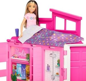 Bebek ve Evi Oyun Seti; Mutfak, Banyo, Çatı Katı Yatak Odası ve Salon Dahil 4 Oyun Alanı Bulunan Yazlık Ev, 11 Dekorasyon Aksesuarı, HRJ77