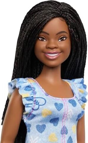 Fashionistas Doll #229, Down Sendromlu Bebek, Kalp Baskılı Elbise Giyen Bebek, Ulusal Down Sendromu Derneği ile Ortaklaştı