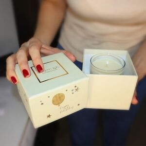 Charm Lab Candle – Doğum Günü Hediyesi, Ahşap ve Baharatlı Sandal Ağacı Kokulu, Doğal Bio Balmum, 135 gr Kokulu Mum, 40 Saat Yanma Süresi, Kadın, Erkek, Anne, Baba, Arkadaş Için Şık Hediye