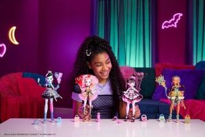 Havalı Doğum Günü Pasta Seti ve Clawdeen Wolf Bebek, Pasta Kreması ve Süsleme Şırıngası Gibi 20'den Fazla Aksesuar Içeren Pasta Süsleme Temalı Oyun Seti, JBG78