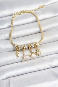 Pirinç Gold Renk Yaz Konseptli Charmlı Kadın Bileklik